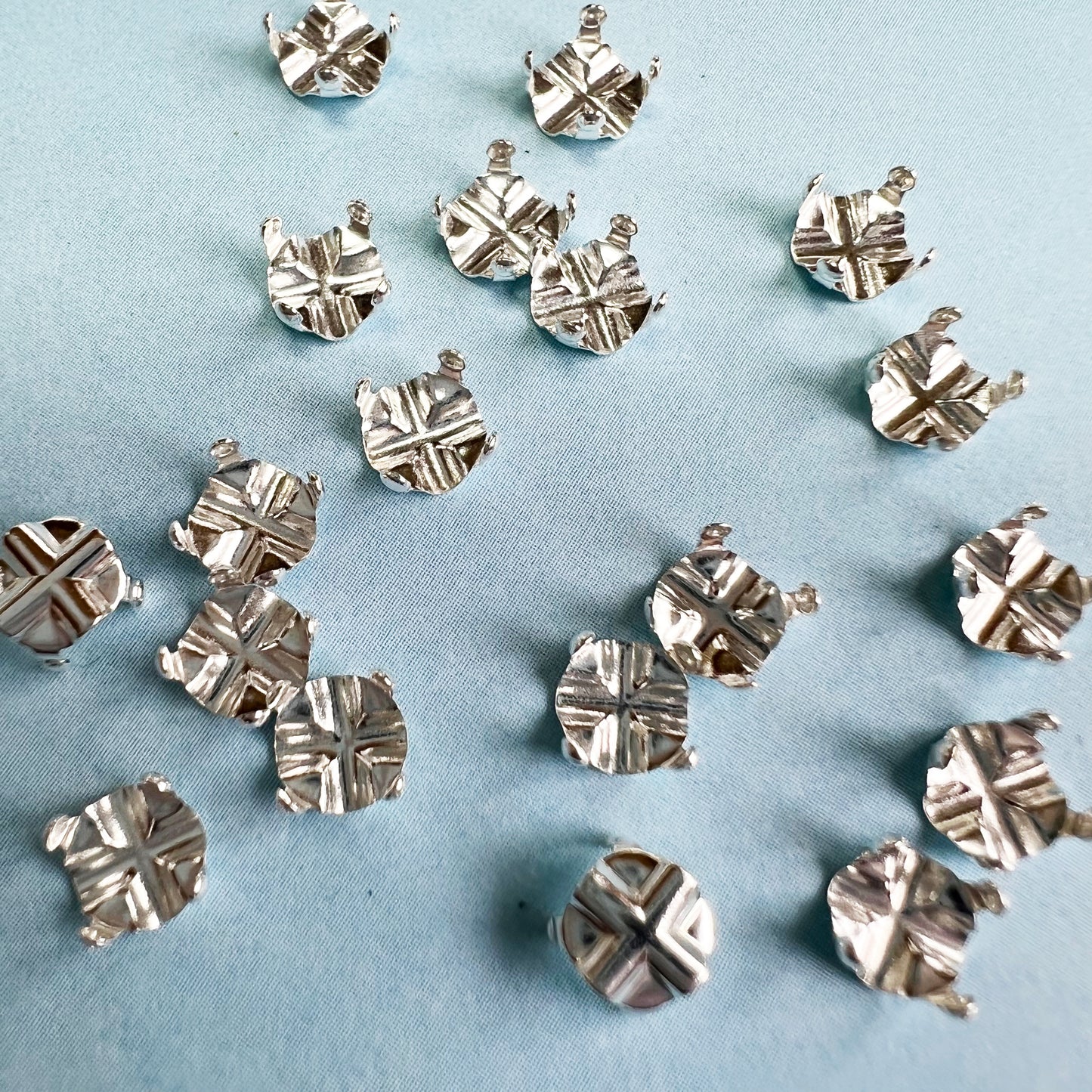 Set your own Preciosa Rose Montees 16ss (3.8-4mm) - Pkg of 25 settings + 25 flat back Preciosa Rhinestones