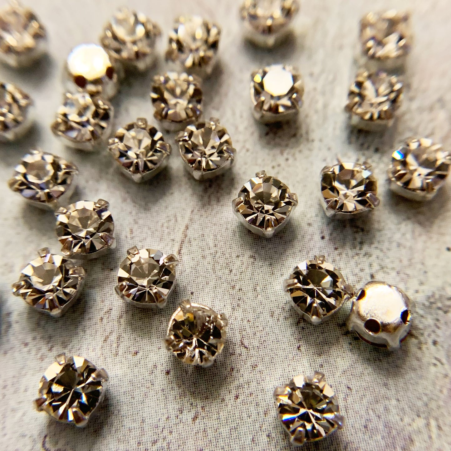 Preciosa 3mm 12ss (2.8-3mm) Chaton Montees - Crystal