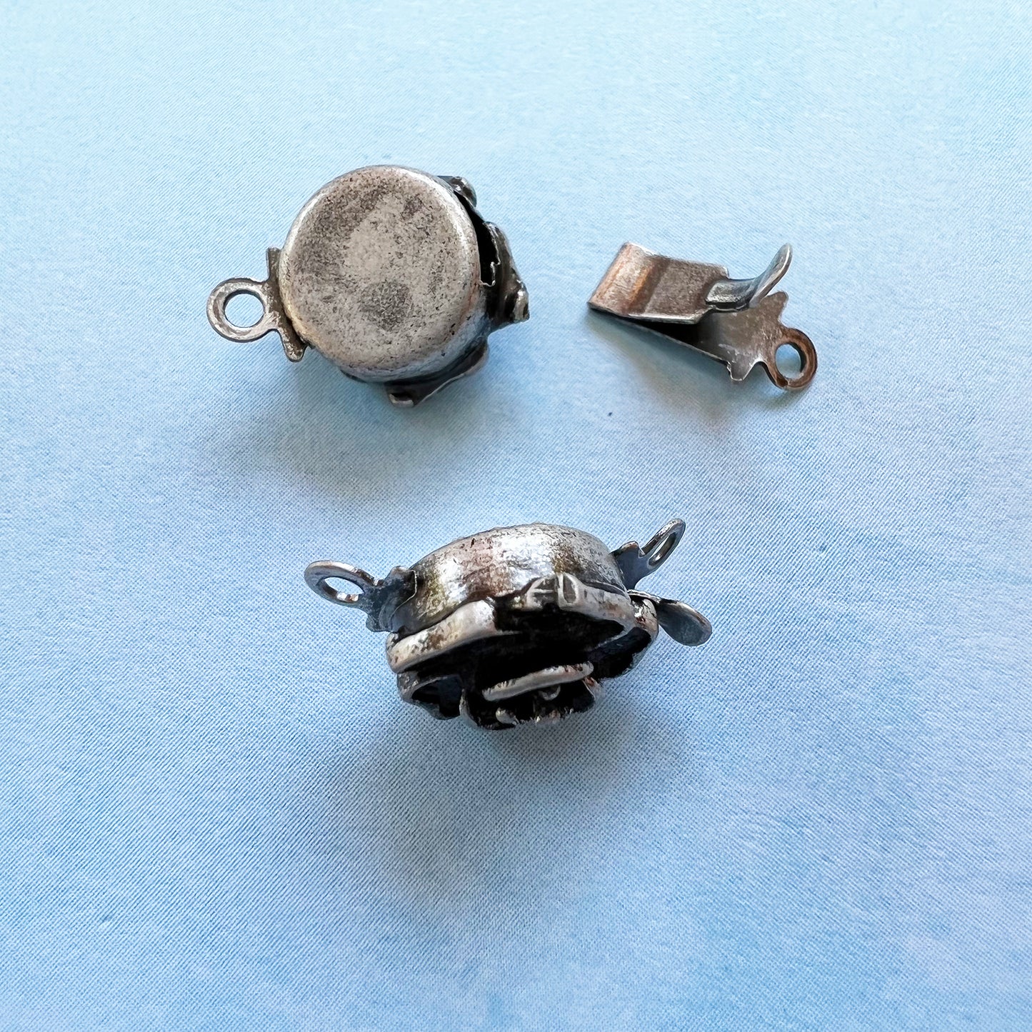 Box Clap Rose (9x9mm) 1 Hole - Antique Silver