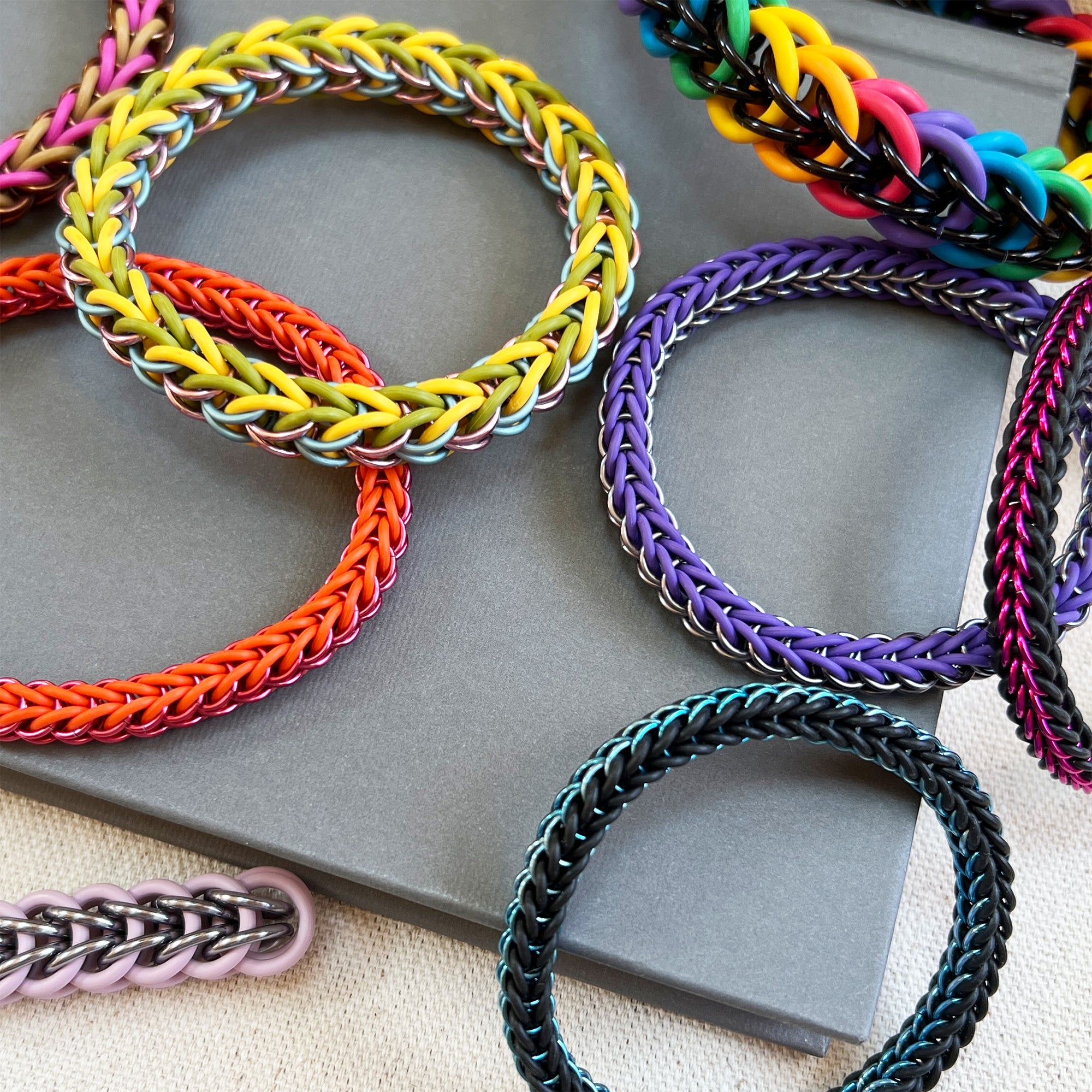 Easy Rainbow Loom Bracelets with Video Tutorial - Busy Kids Happy Mom